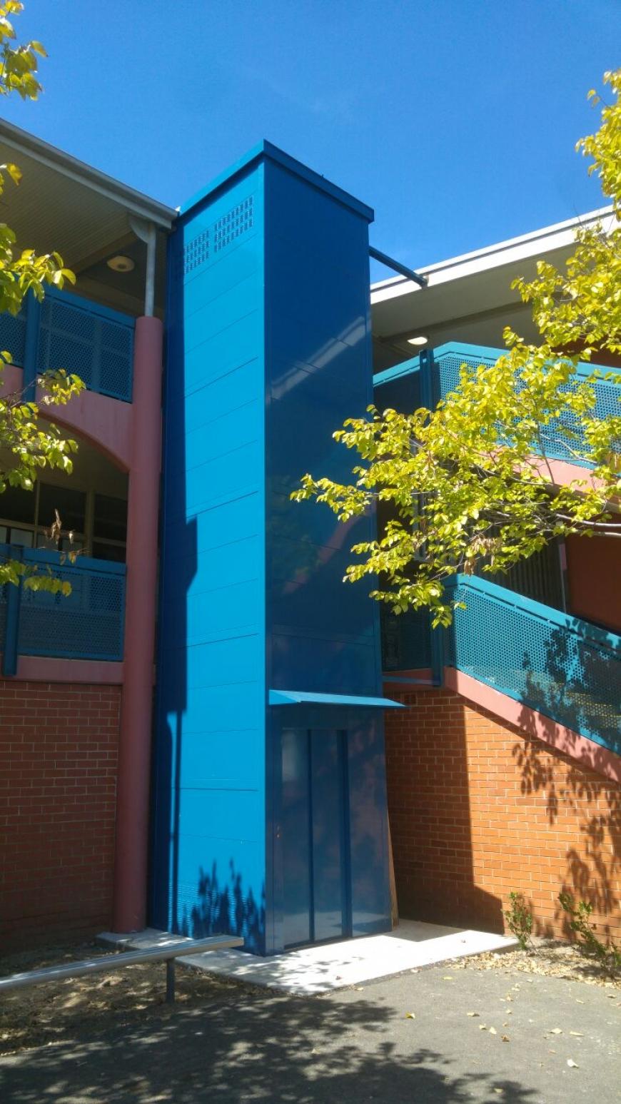 Ascensore esterno con incastellatura in un college in Australia